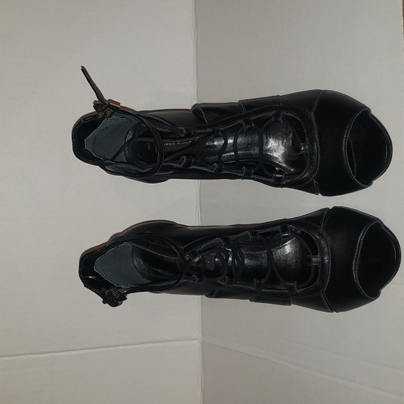 Sexy! JORGE BISCHOFF BLACK LEATHER strappy block heel 6 - Picture 3 of 11